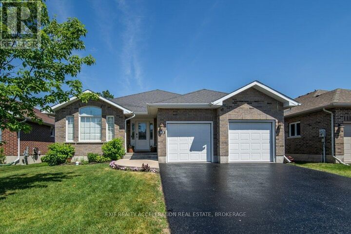 92 Hartwood Crescent — photo 1