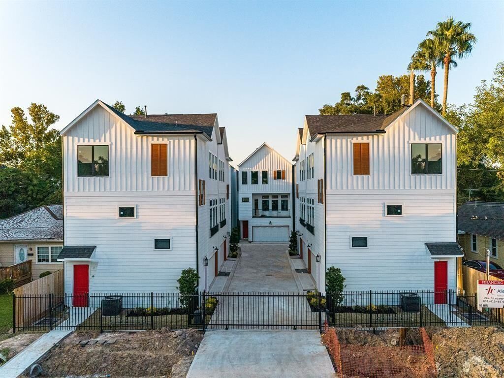 Property Photo:  902 Martin Street A  TX 77018 