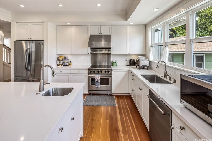 Property Photo:  2463 Kekuanoni Street  HI 96813 