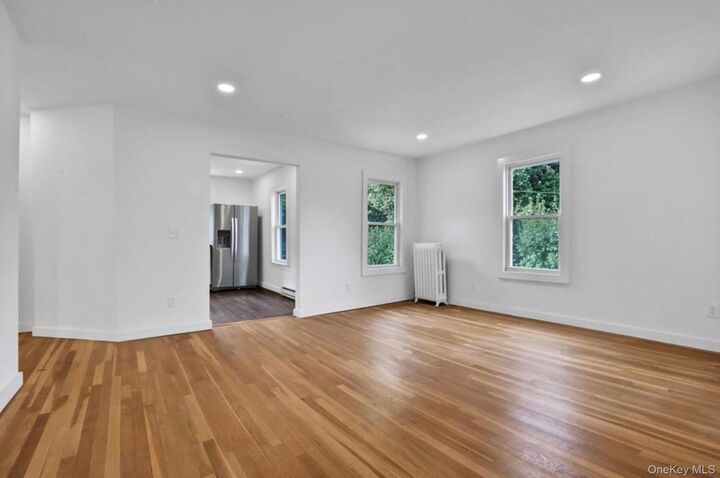 Property Photo:  27 Tioronda Avenue Apartment #2  NY 12508 