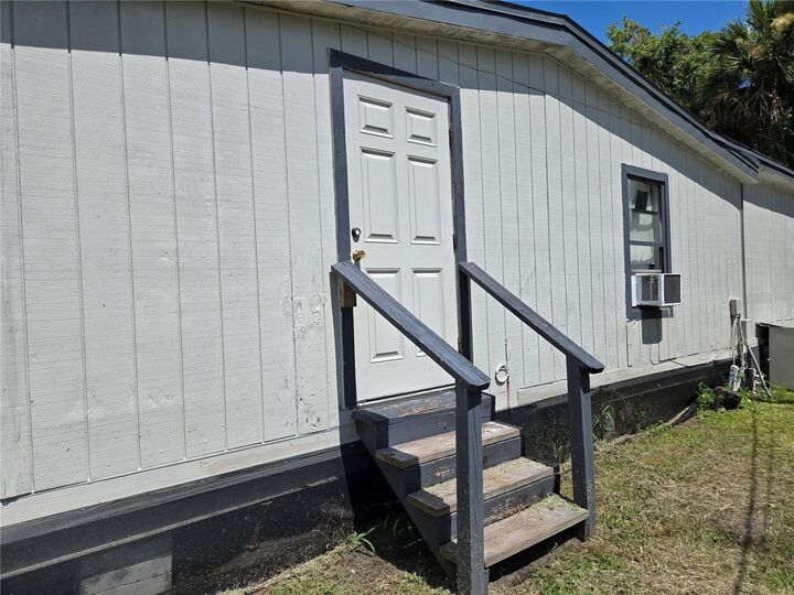 Property Photo:  1981 N County Road 426  FL 32765 