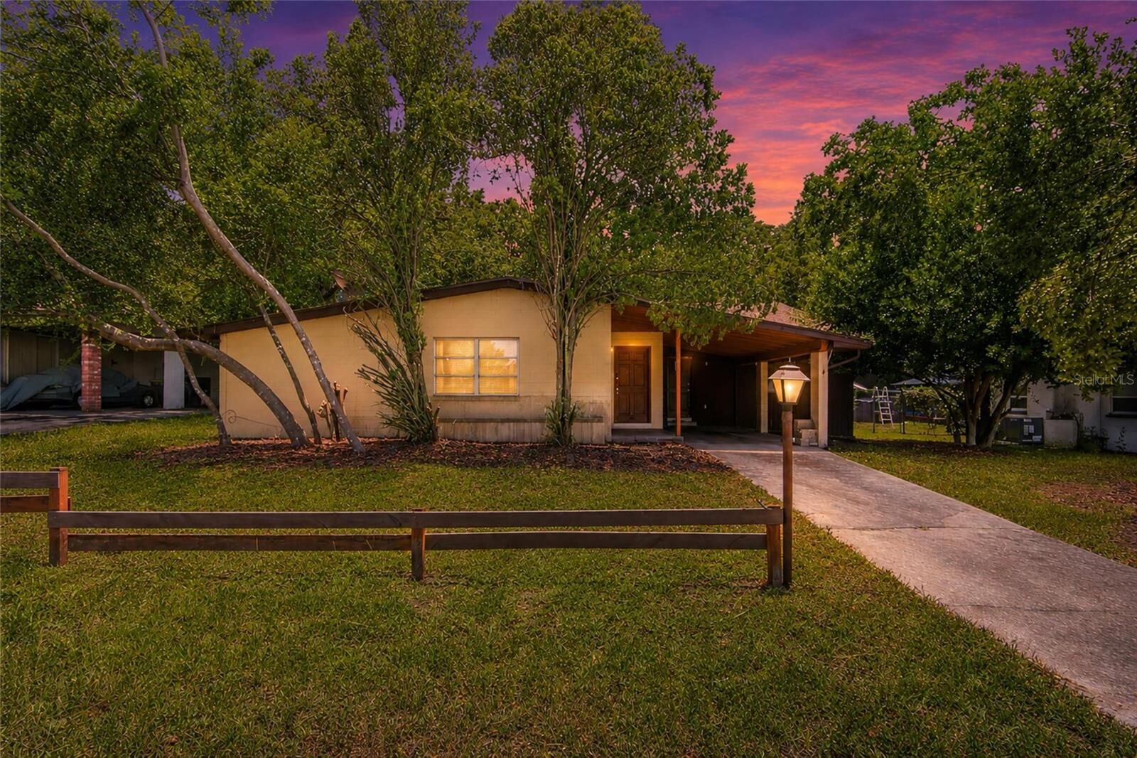Property Photo:  461 Sheldon Place  FL 34711 