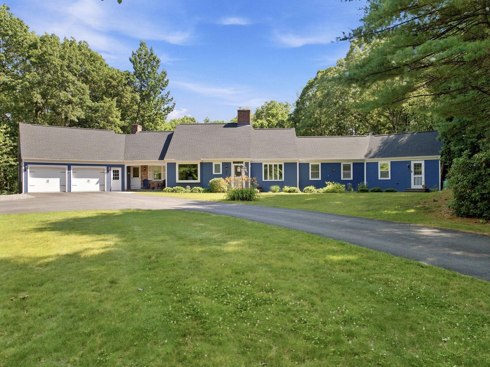 Property Photo:  8 Netherwood Road  NH 03087 