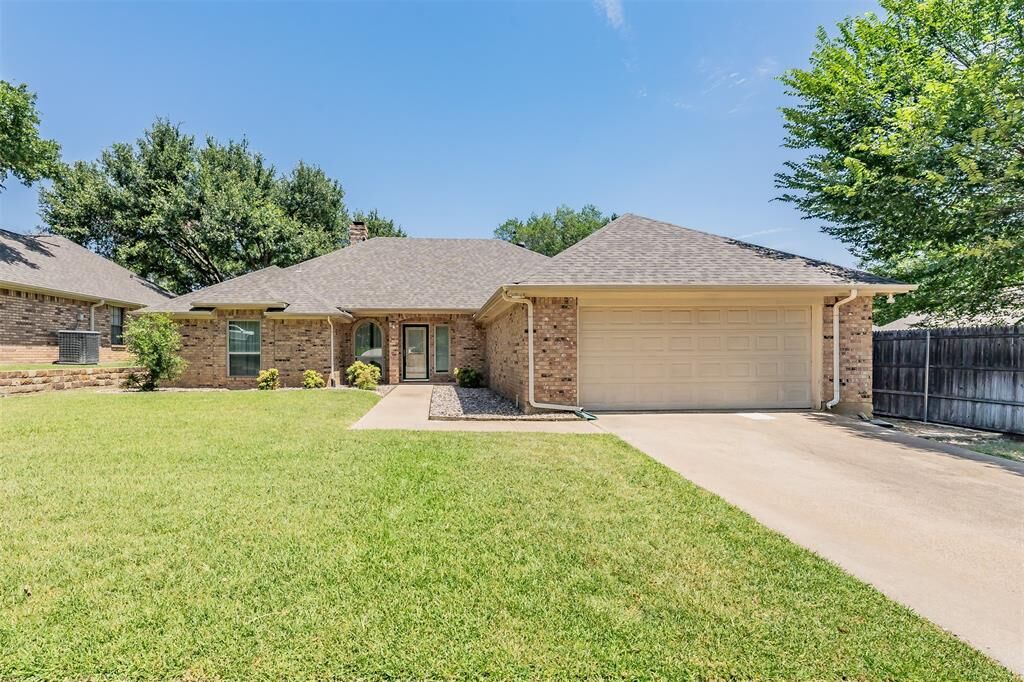 Property Photo: 1633 Saxon Drive TX 76021