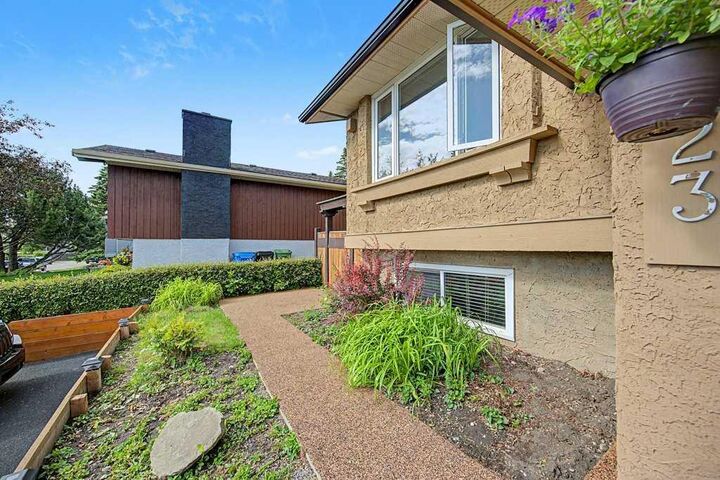 Property Photo: 623 Cantrell Place SW AB T2W 2E5