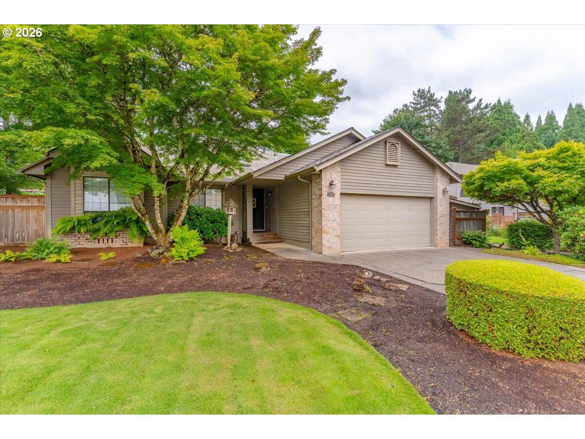 Property Photo: 1750 Cinnamon Hill Dr SE OR 97306
