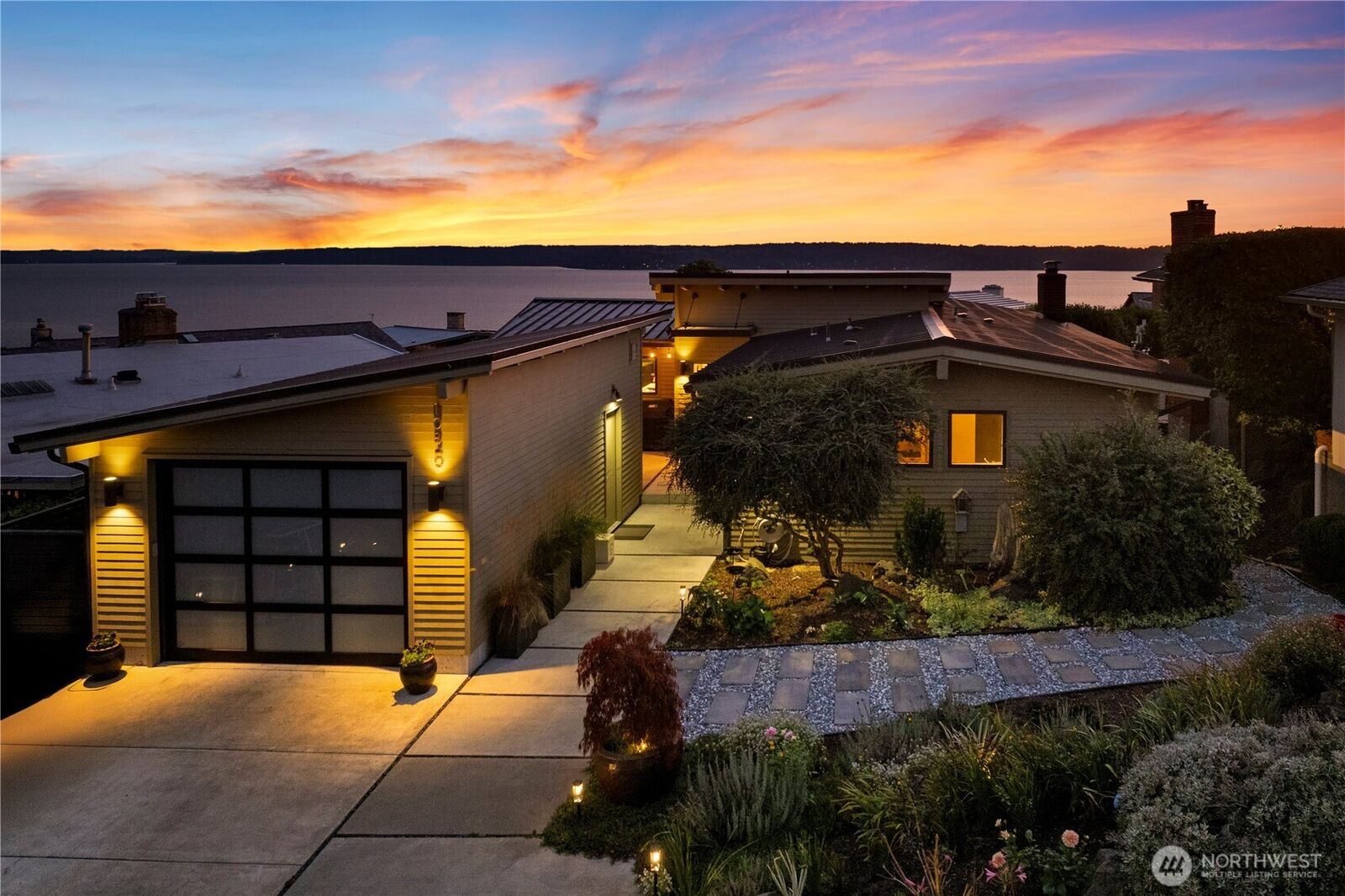 Property Photo:  10829  42nd Avenue SW  WA 98146 