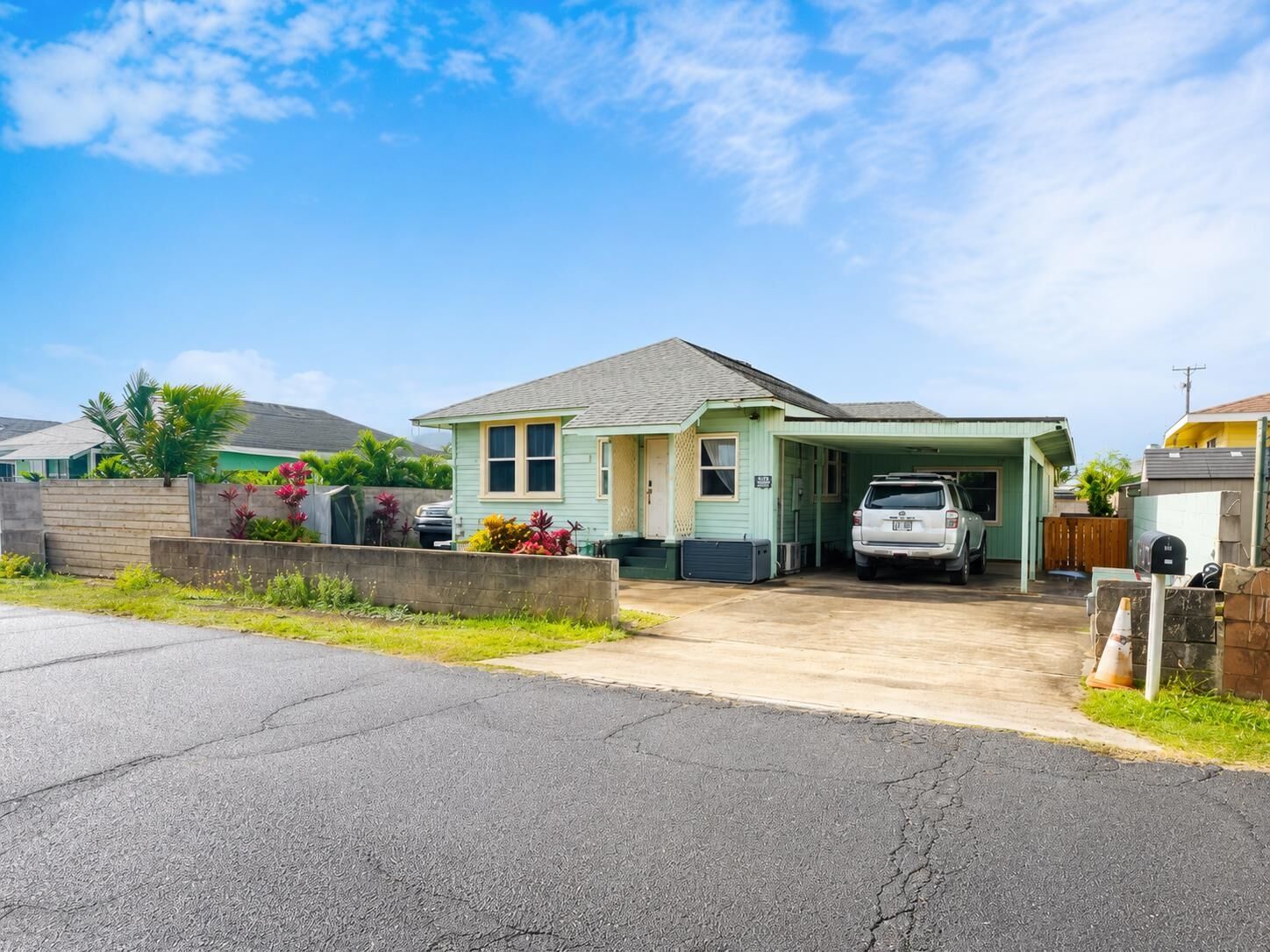 Property Photo: 677 Linekona Pl HI 96793