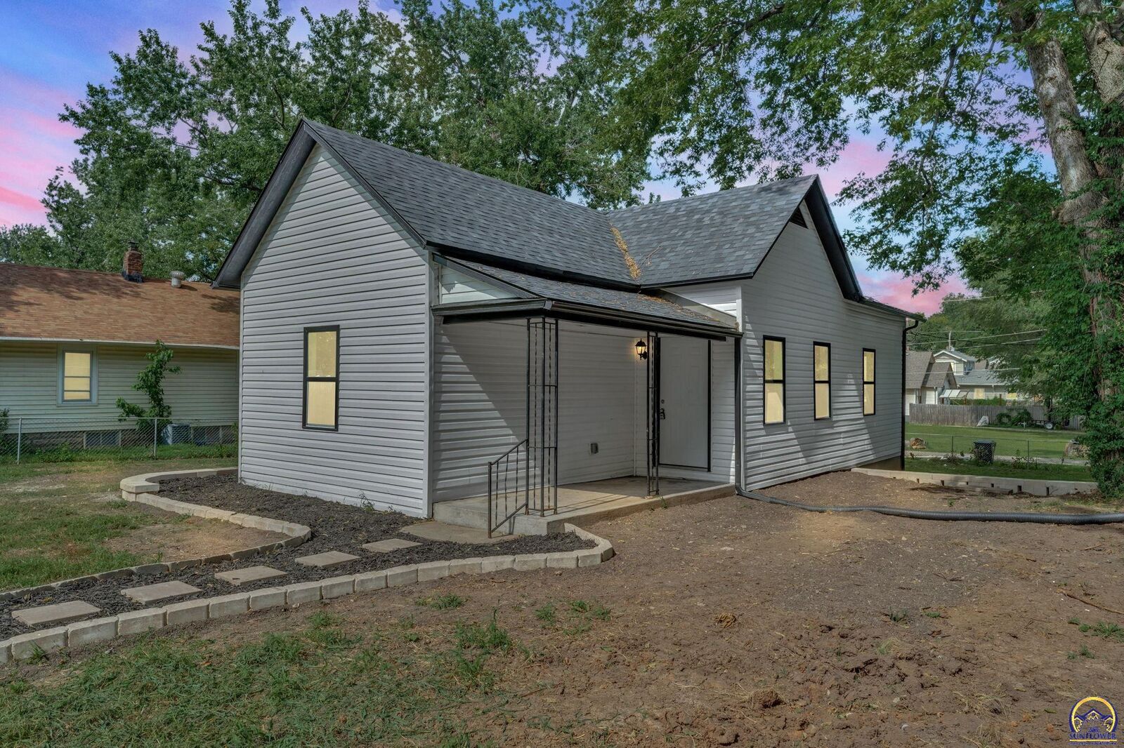 Property Photo:  322 SW Jewell Ave  KS 66606 