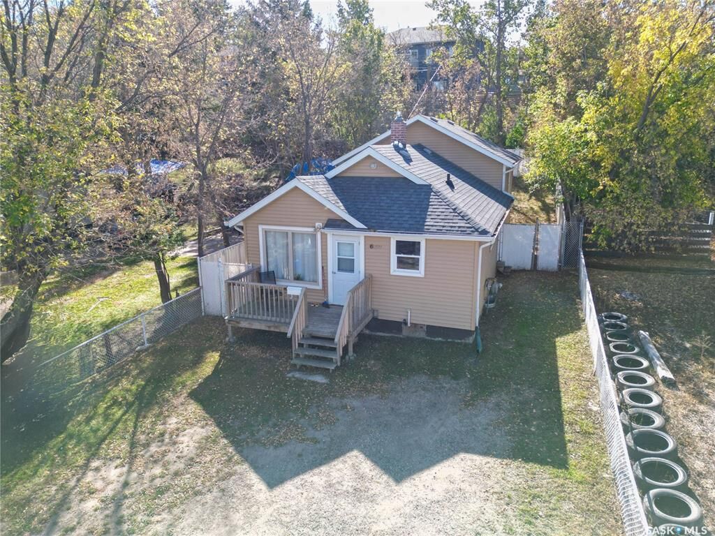 Property Photo:  669 18th Street W  SK S6V 4A7 