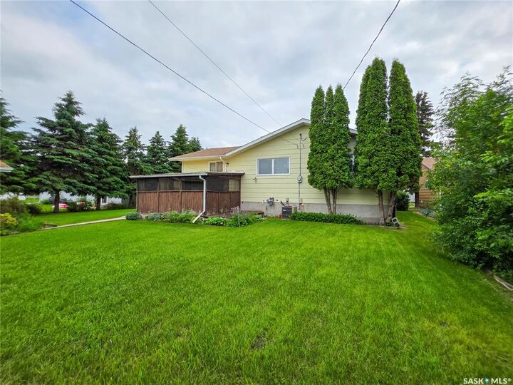 Property Photo: 618 4th Avenue W SK S0A 2P0