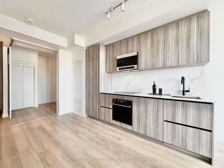 Property Photo:  117 Broadway Avenue 2006  ON M4P 1V3 