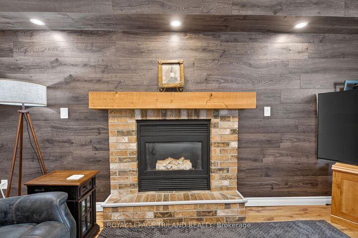 Property Photo:  56 Parkview Crescent  ON N7G 4B1 