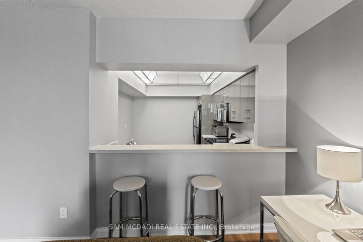 Property Photo: 24 Hanover Road 2205 ON L6S 5K8