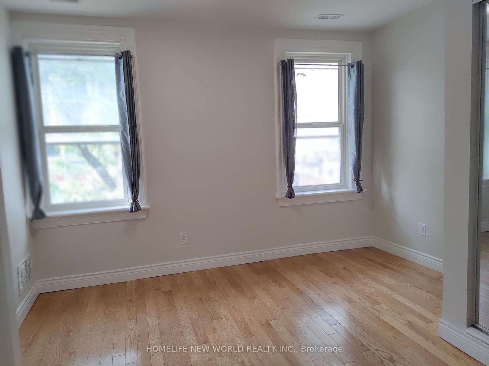 Property Photo:  245 Queen Street W 2nd Flr  ON M5V 1Z4 