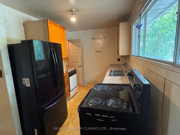 Property Photo: 98 Sprucedale Street ON K0L 1M0