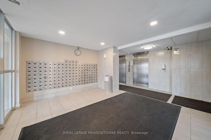 Property Photo: 1100 Caven Street Ph #8 ON L5G 4N3