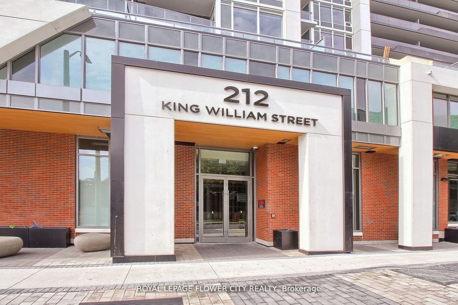 Property Photo:  212 King William Street 1011  ON L8R 0A7 