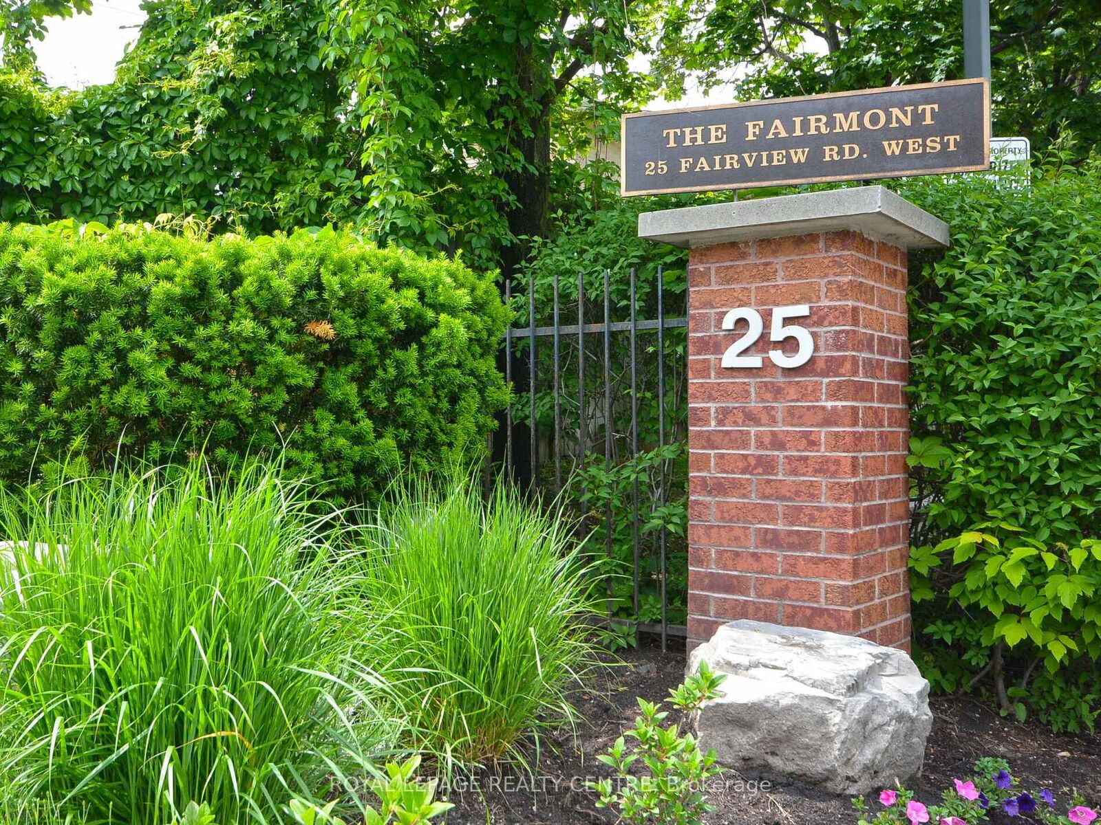 Property Photo: 25 Fairview Road W 807 ON L5B 3Y8