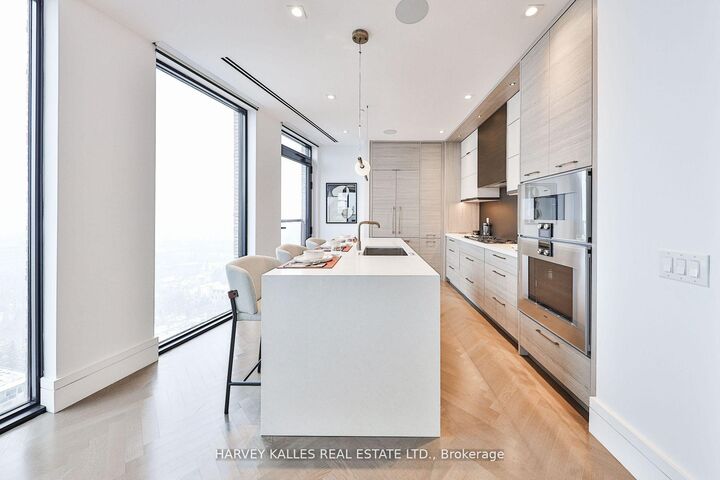Property Photo:  215 Lonsdale Road 1707  ON M4V 1W7 