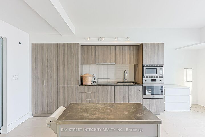 Property Photo: 955 Bay Street 2409 ON M5S 0C6
