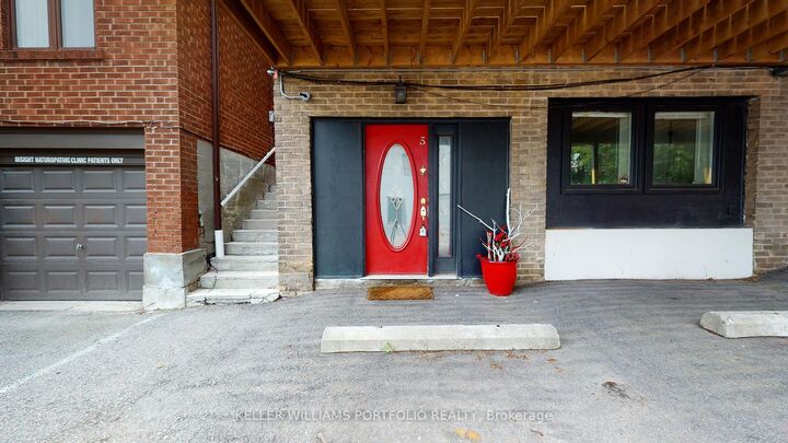 Property Photo: 546 Eglinton Avenue E 5 ON M4P 1N9