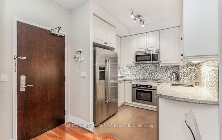Property Photo:  35 Balmuto Street 1402  ON M4Y 0A3 