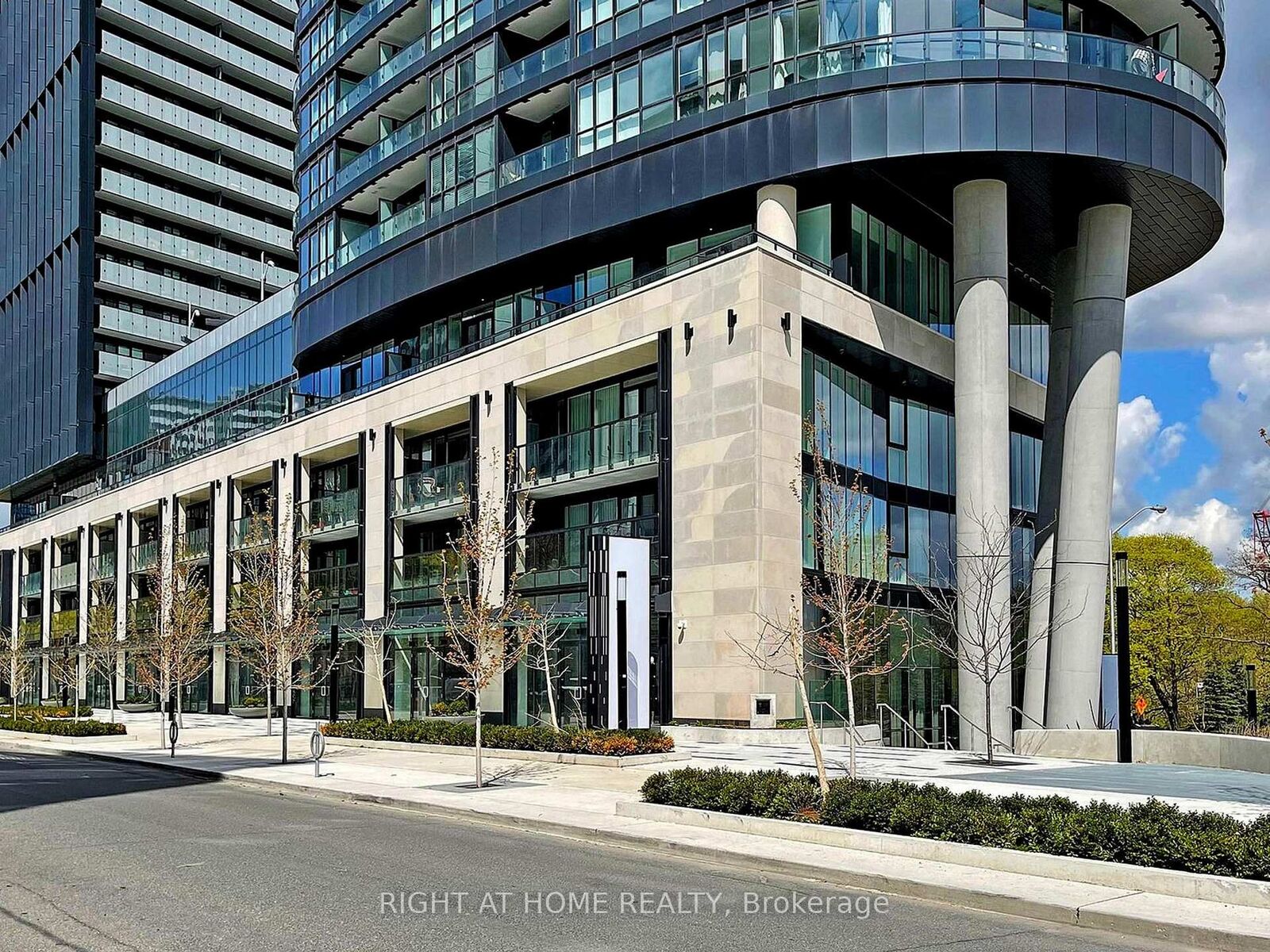 Property Photo:  585 Bloor Street E 3015  ON M4W 0B3 