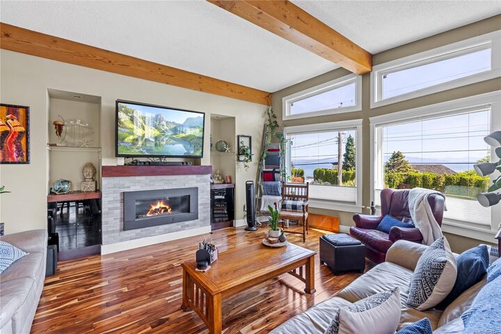 Property Photo: 885 Glenhale Cres BC V9P 1Z7