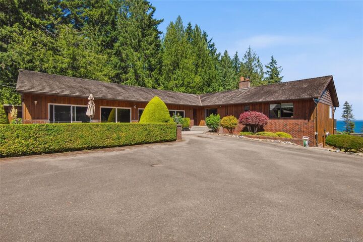 5071 Island Hwy W — photo 1