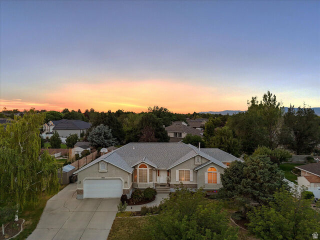 Property Photo: 2602 W Singletree Ln S UT 84095
