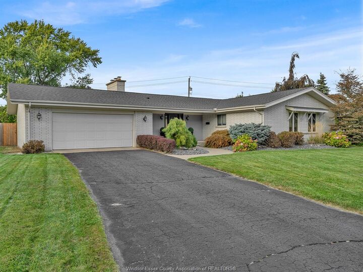 Property Photo: 7 Longbeach Drive ON N8H 4H9