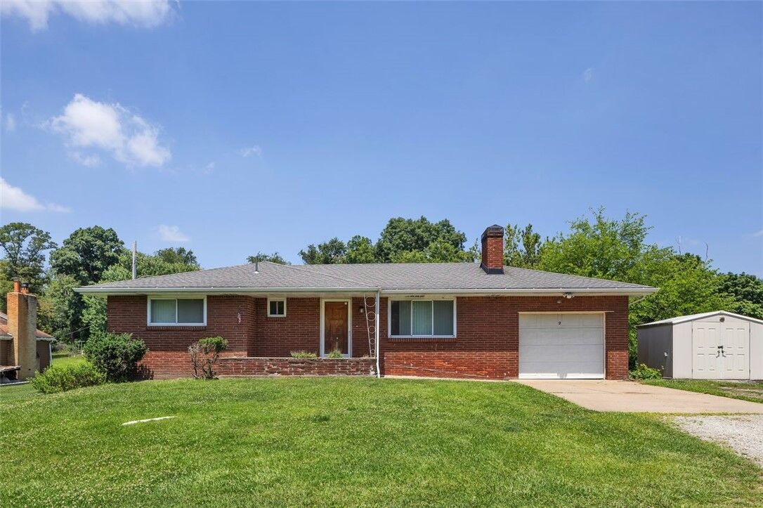 Property Photo:  2 Blanchard Ln  PA 15137 
