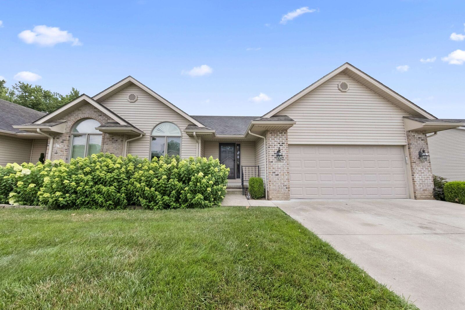 Property Photo:  208 Condominium Drive  KY 41143 