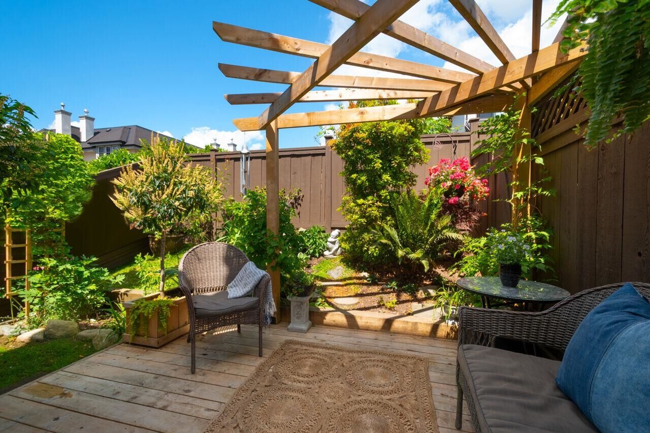 Property Photo: 230 W 14th Street 10 BC V7M 1P3