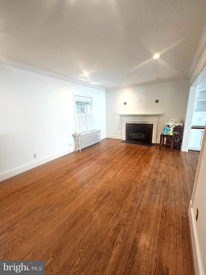 Property Photo:  102 E Oak Street E  VA 22301 