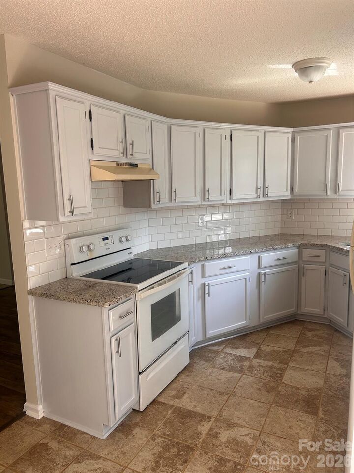 Property Photo: 3301 Braewick Place NC 28227