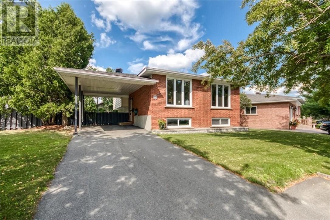 Property Photo:  1902 Overbrook Crescent  ON P3A 5H6 