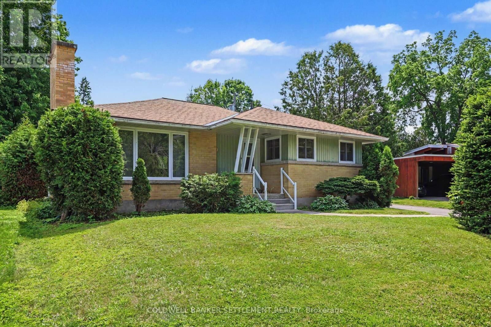 Property Photo: 6 Glenview Crescent ON K7H 2L2