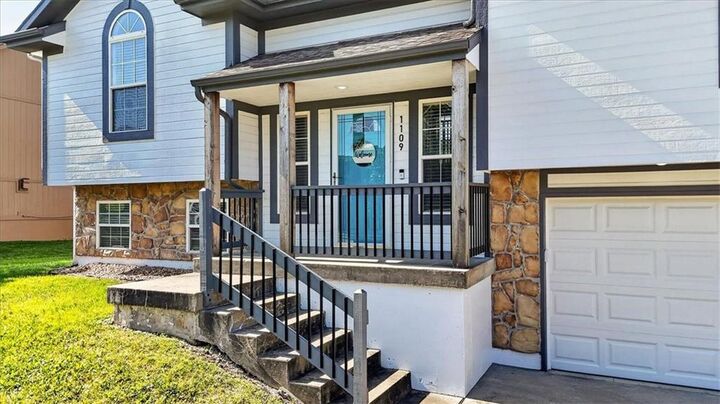 Property Photo:  1109 White Oak Court  MO 64083 