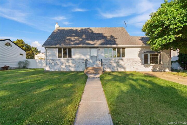 Property Photo:  25 Lois Lane  NY 11735 