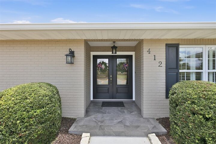 Property Photo:  412 Stoneham Drive  FL 33573 