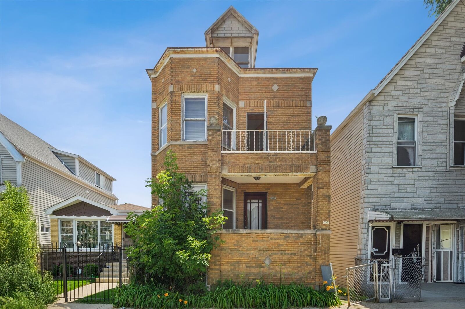 Property Photo:  3039 N Gresham Avenue  IL 60618 