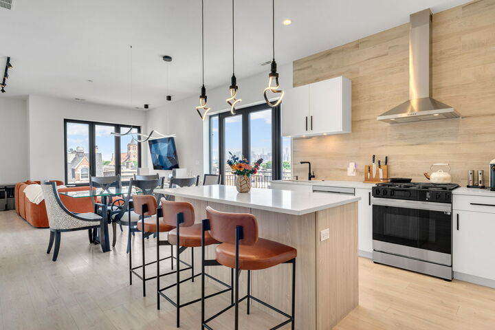 Property Photo: 2135 W Cermak Road 4N-Ph IL 60608