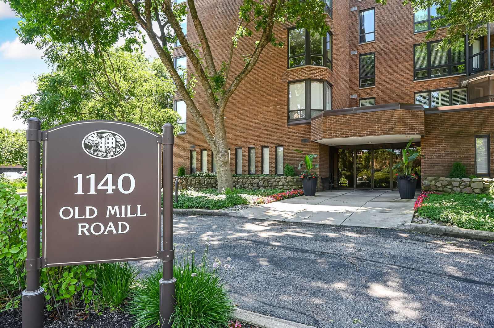 Property Photo: 1140 Old Mill Road 405 IL 60521