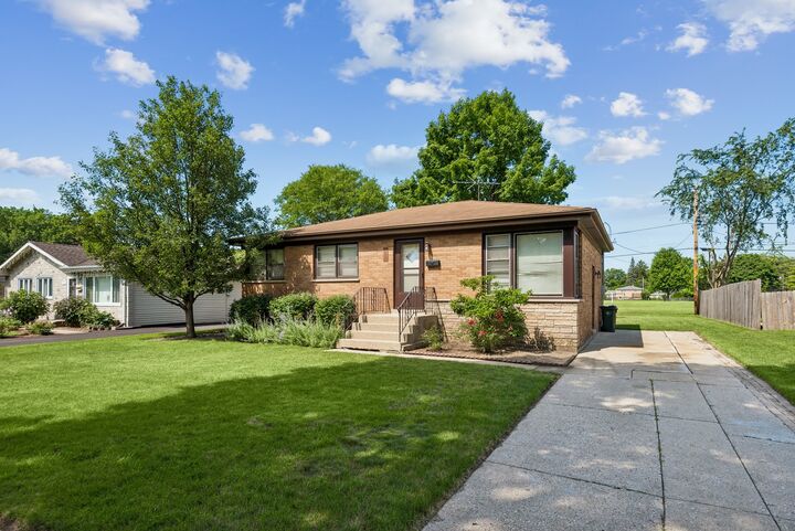 Property Photo: 242 N Greenview Avenue IL 60060