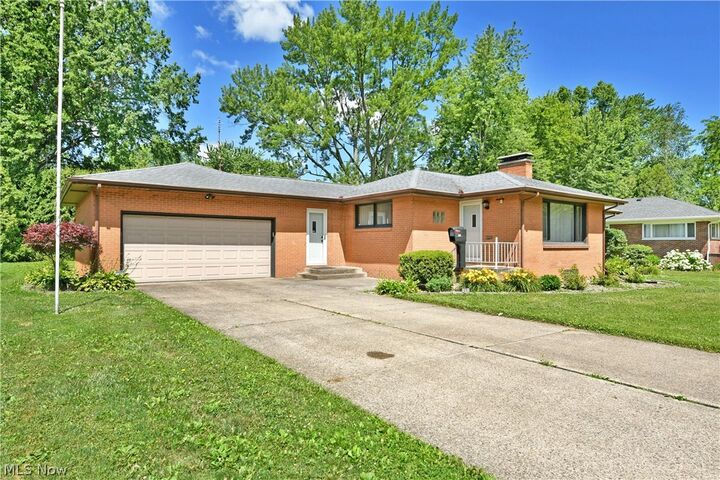 Property Photo:  208 Broadway Avenue SE  OH 44484 