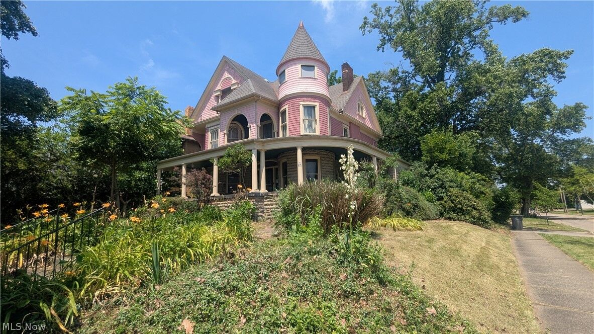 Property Photo: 204 Broadway Avenue OH 44504
