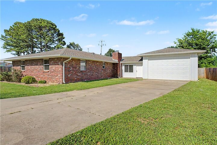 Property Photo:  706 W Will Rogers Drive  AR 72756 