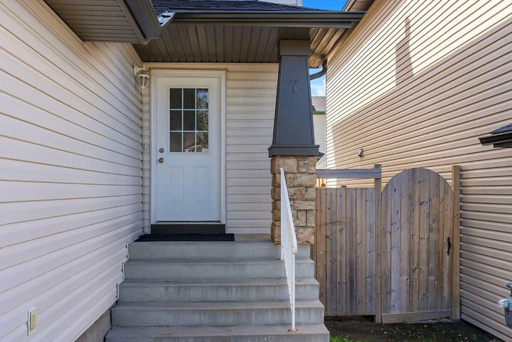 Property Photo: 7 Saddlecrest Terrace NE AB T3J 5L4